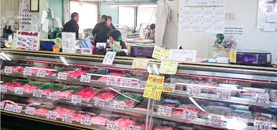 大浦ミートは食肉センターのある町、志方町で長年店頭販売をしています。